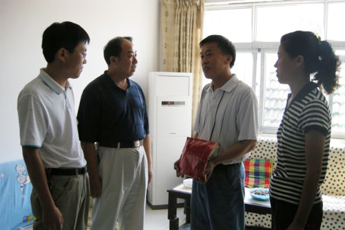 集團領導為患大病職工送慰問金